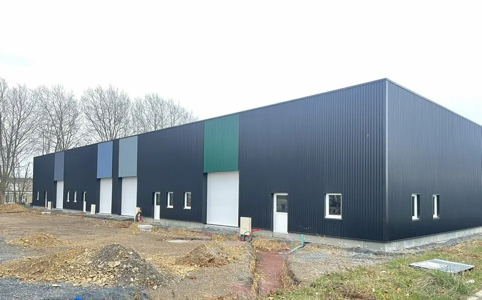 Cellule d'activité neuve à louer ou à vendre d'environ 224 m². Cellule d'activité neuve à louer ou à vendre d'environ 224 m².