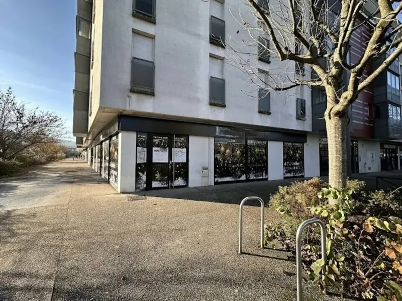 A louer Local commercial  334m² Échirolles A louer Local commercial  334m² Échirolles