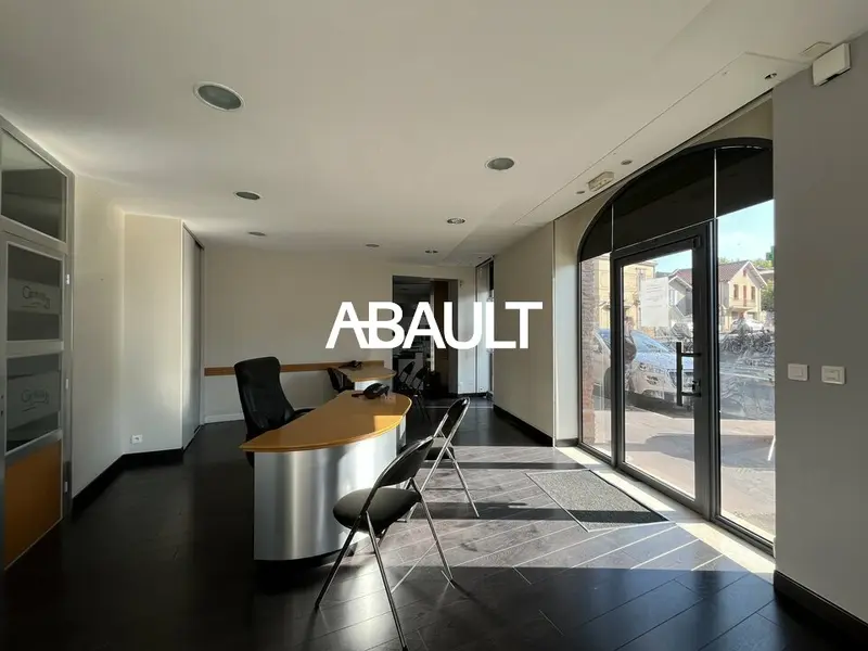 A LOUER LOCAL PROFESSIONNEL TRES BON ETAT EN RDC AVEC VITRINE A LOUER LOCAL PROFESSIONNEL TRES BON ETAT EN RDC AVEC VITRINE