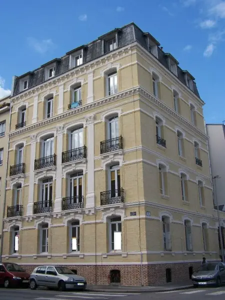 Dans bel immeuble de caractère, un plateau rénové à neuf. Dans bel immeuble de caractère, un plateau rénové à neuf.