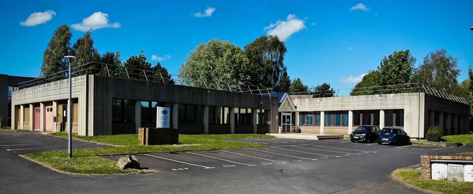 RARE - IMMEUBLE INDEPENDANT DE BUREAUX AVEC GARAGE ET PARKING. RARE - IMMEUBLE INDEPENDANT DE BUREAUX AVEC GARAGE ET PARKING.