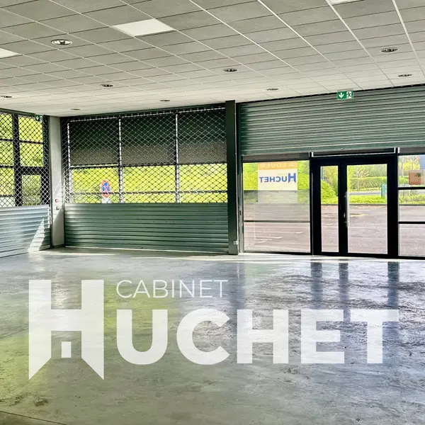 14. À LOUER   Local commercial de 333 m2 avec Show-room, Bur 14. À LOUER   Local commercial de 333 m2 avec Show-room, Bur