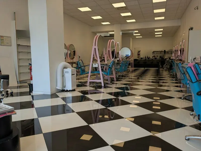 LOCAL COMMERCIAL 132 m² MAURETTES / RN7 VILLENEUVE-LOUBET LOCAL COMMERCIAL 132 m² MAURETTES / RN7 VILLENEUVE-LOUBET