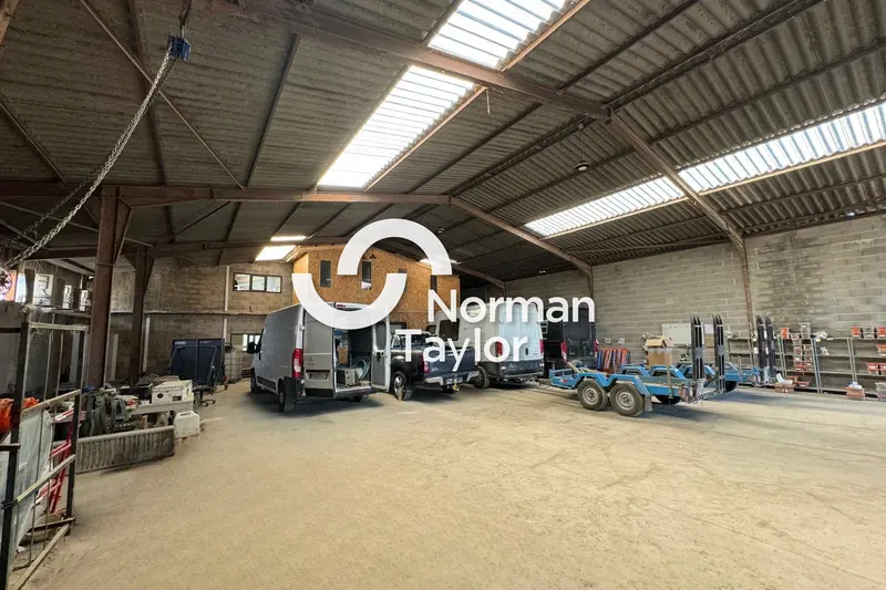 Local mixte de 680 m² à location - Lunel