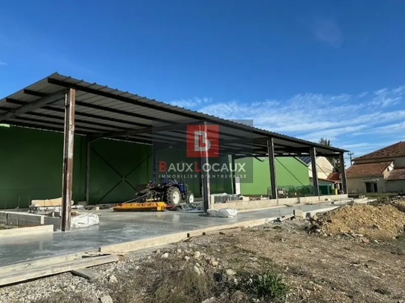 A LOUER ENTREPOT NEUF DE 230M² ENVIRON AVEC 1 QUAI CAUMONT SUR DURANCE