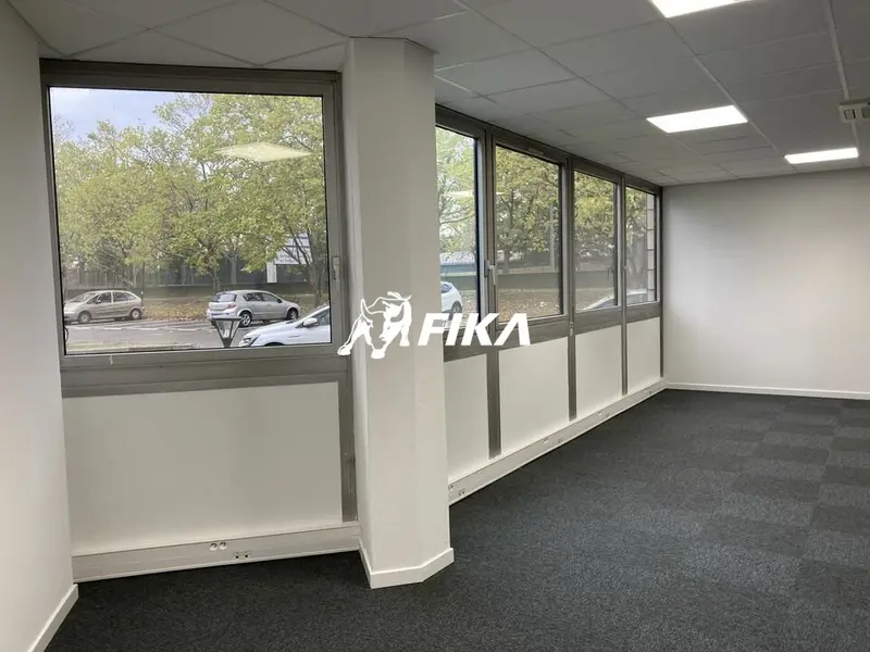 A LOUER BUREAUX 1569 m² - (31700) BLAGNAC