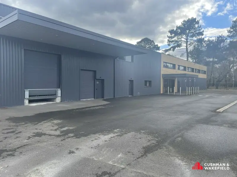 SITE INDEPENDANT 2869 m² avec FORTE VISIBILITE COMMERCIALE 