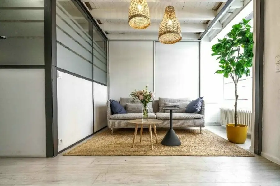 Rare, RDC sur rue, traversant. Duplex prêt à l'emploi !