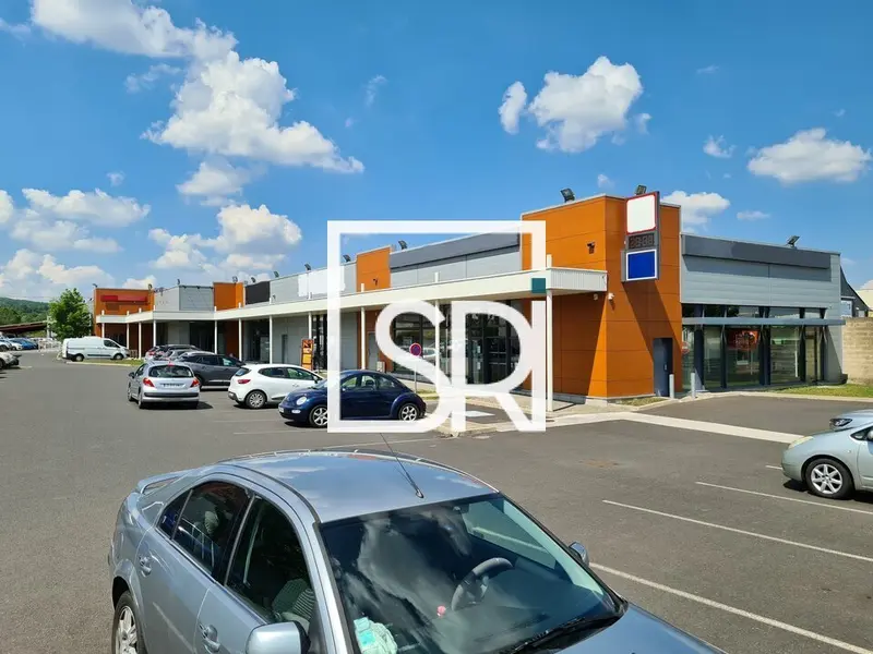 ETAT EXCELLENT - LOCATION LOCAL COMMERCIAL - RETAIL PARK - 63200 MOZAC