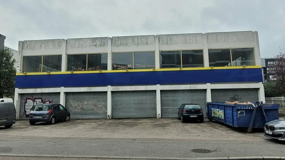 Ancienne concession automobile sur plusieurs niveaux avec parkings.