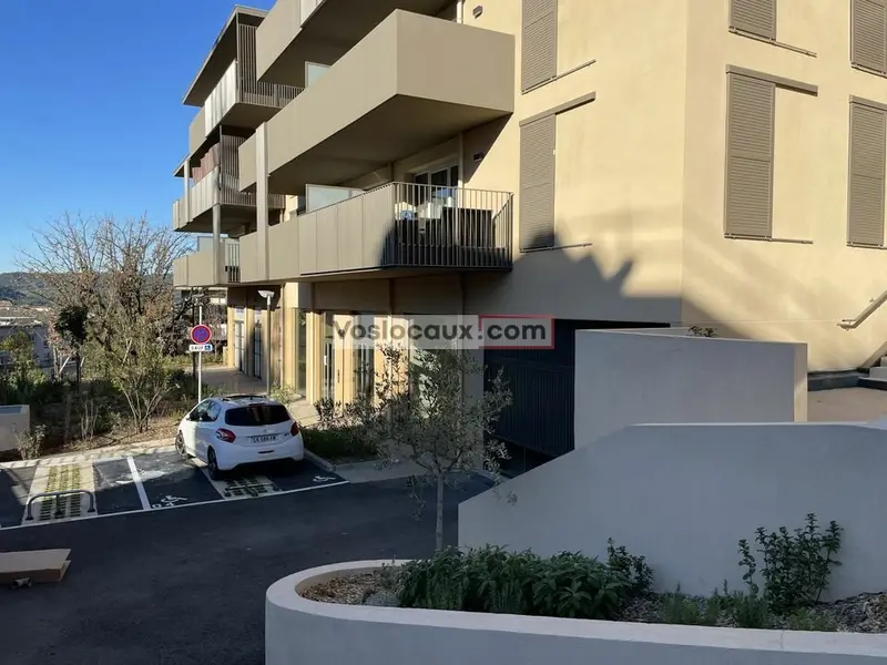 Locaux d'activité ou bureaux à vendre  137 m² à Cagnes-sur-Mer