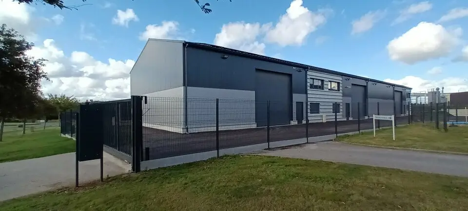 Locaux neufs au cur d'une zone d'activités en plein développement.