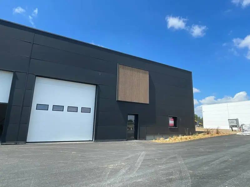 Local d'activité à louer  300 m² à THEIX