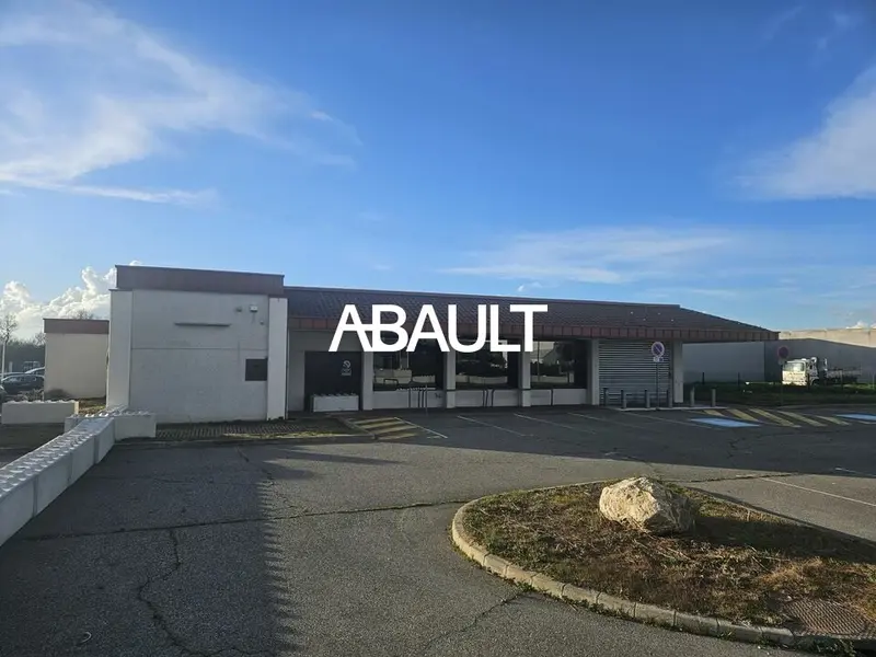A LOUER LOCAL COMMERCIAL D'ENVIRON 1030 M² NORD OUEST DE TOULOUSE   