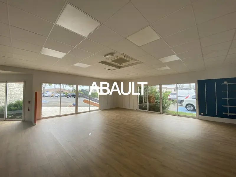 A VENDRE LOCAL COMMERCIAL DE 258M² ENVIRON AVEC VITRINE A LEGUEVIN 