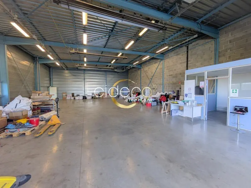 A vendre Local commercial  355m² Creuzier-le-Neuf