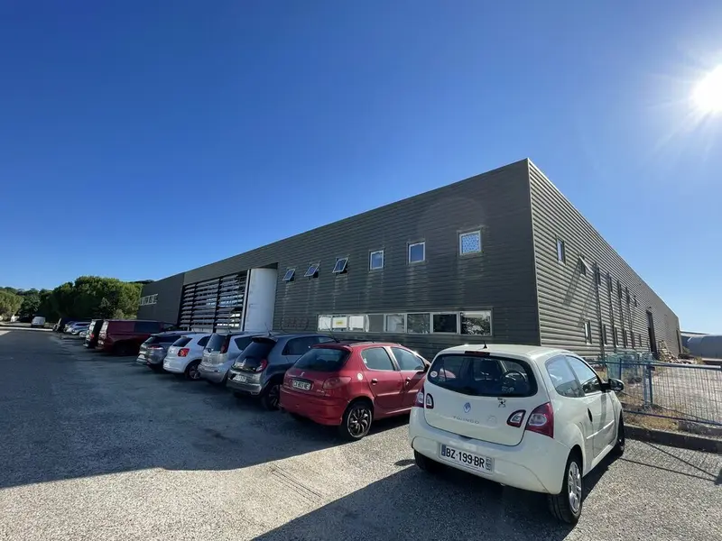 À LOUER / À VENDRE  ENTREPÔT AVEC BUREAUX  BLANQUEFORT (33290)