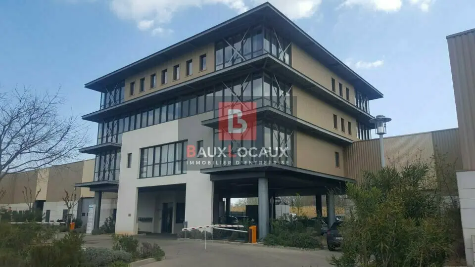 SUPERBE BUREAU D'ENVIRON 14 m²  EN ZONE AVEC PARKING