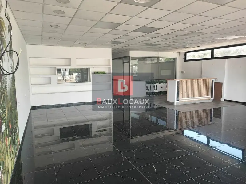 LOCATION AVEC DROIT D'ENTREE LOCAL COMMERCIAL 150 m² ARLES