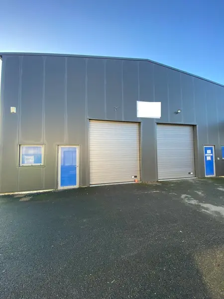 Bâtiment mixte à proximité immédiate de l'A63