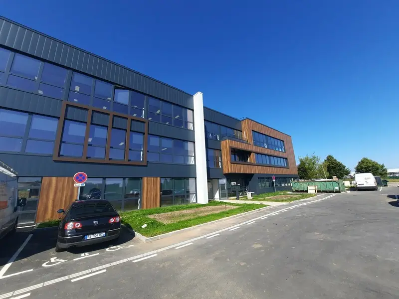 PETIT PLATEAU DE BUREAUX NEUF + PARKINGS.