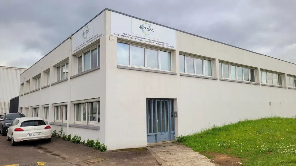 Ensemble mixte à louer au cur de la ZI.