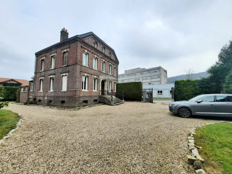 Maison transformable en bureaux - Terrain & stationnement privatifs. 