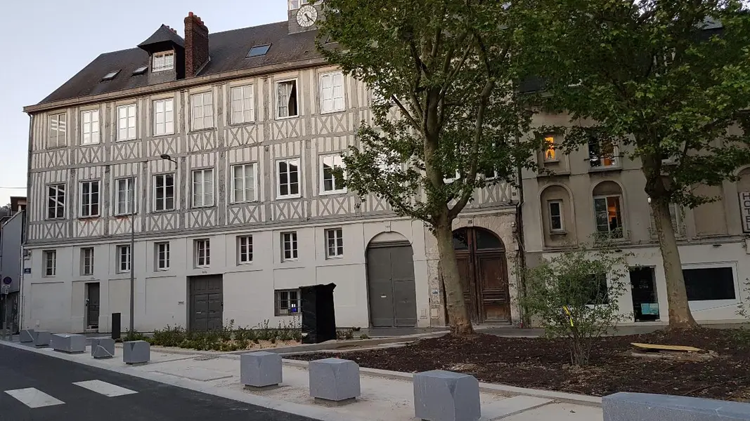 LOCAL ATYPIQUE A LOUER CENTRE-VILLE DE ROUEN PROCHE VIEUX MARCHE.