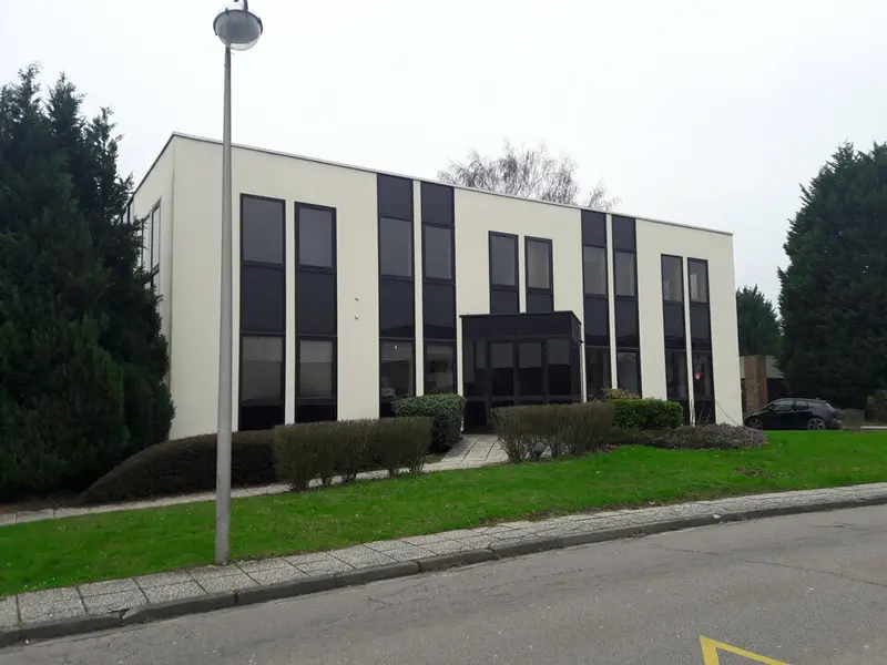 Bureaux cloisonnés - Très bon état - Fibre optique.