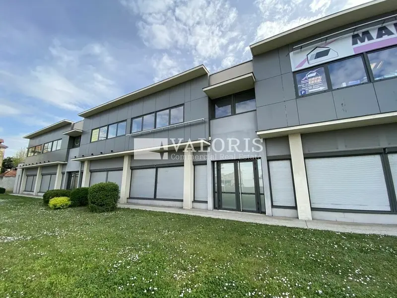 A louer Local commercial  275m² Saint-Priest