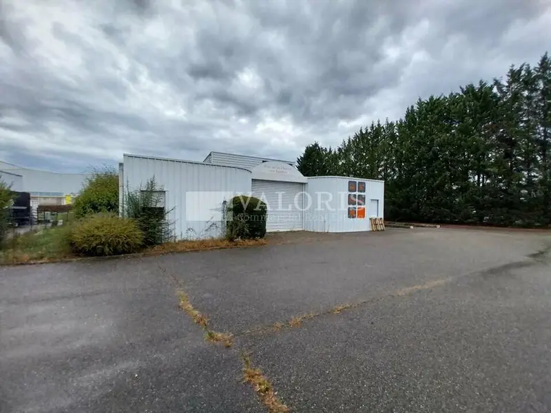 A louer Locaux d'activité 900m² Balan