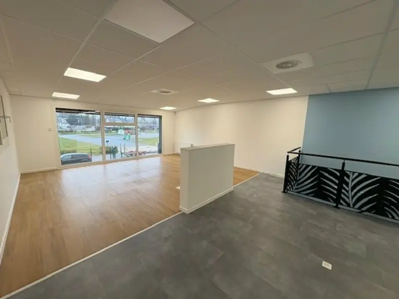 A louer local d'activité de 250m² et 100m² de bureaux 