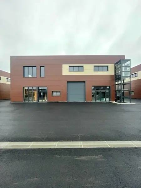 A louer Bureaux et zone de stockage de 360m² environ 