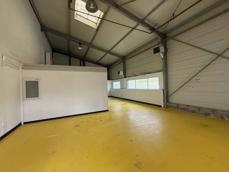 A louer Locaux d'activité 240m² Troissereux