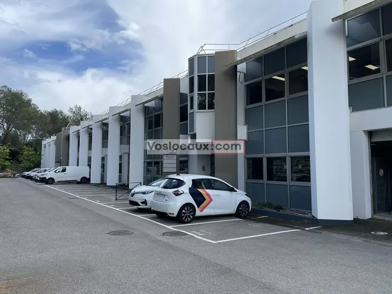 A la location : Bureaux de 330 m² à Sophia-Antipolis