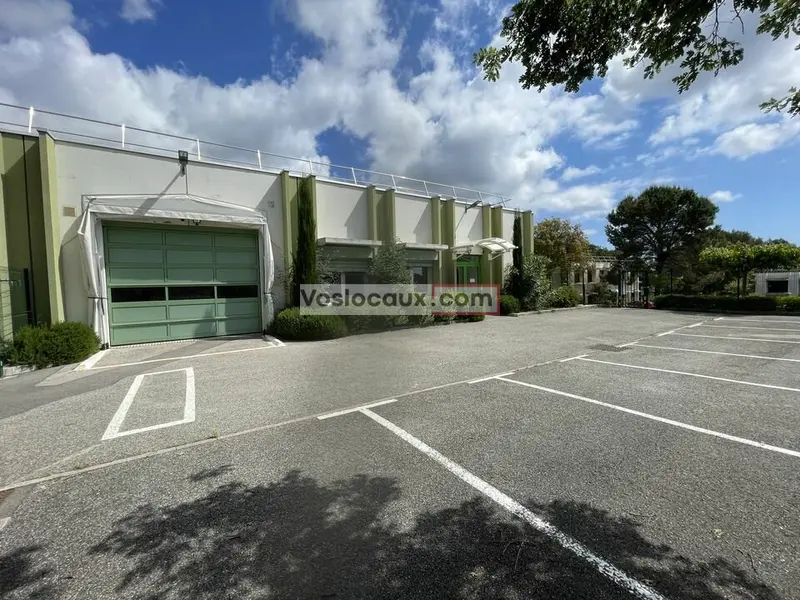 A la location : Bureaux  de 600 m² à SOPHIA ANTIPOLIS - LES BOUILLIDES