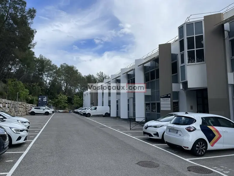 A la location : Bureaux/Local d'activité de 640 m² à Sophia-Antipolis