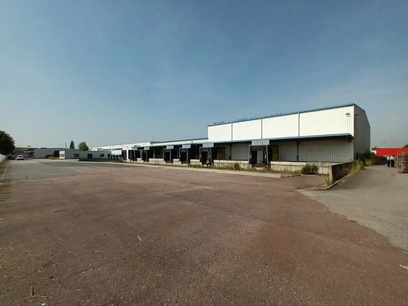 Entrepôt équipé de quais, en pleine propriété.