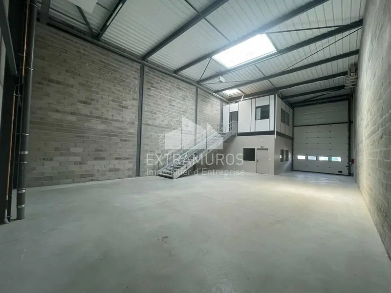 Local d'activités récent de 208m² à Genas 