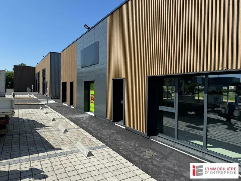 LOCATION  CELLULE D'ACTIVITÉ/COMMERCIALE  300 M²  LA BOUEXIÈRE