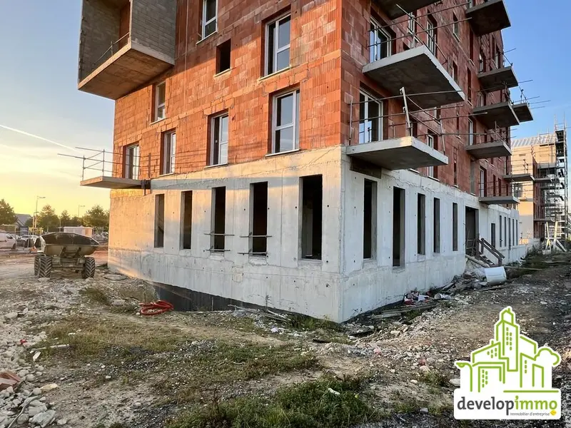 LOCAL COMMERCIAL BRUT DE BETON 94 m²