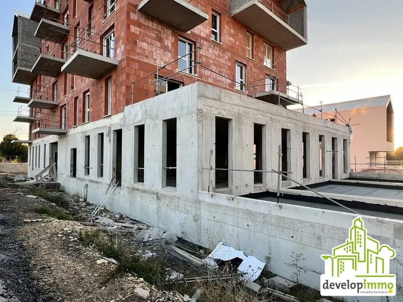 LOCAL COMMERCIAL BRUT DE BETON 94 m² (construction en cours)