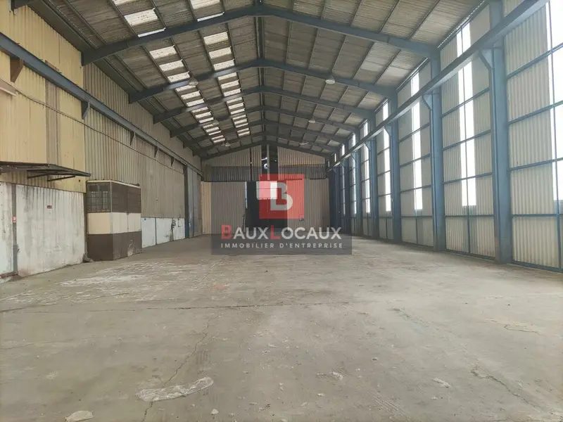 VENTE LOCAUX ACTIVITES/ENTREPOT 2 700 m² ARLES