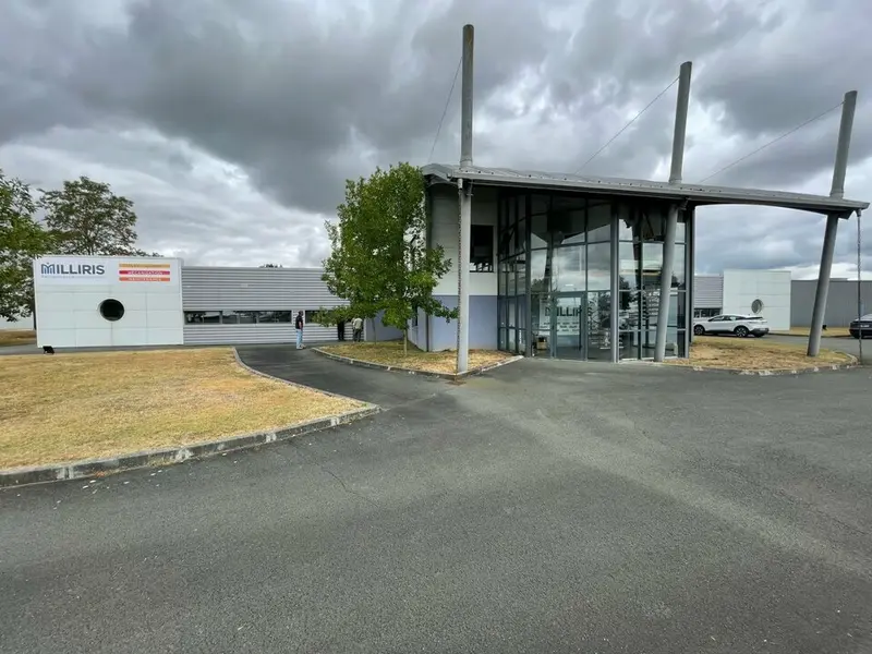 SAINTES - BATIMENT INDUSTRIEL A LOUER