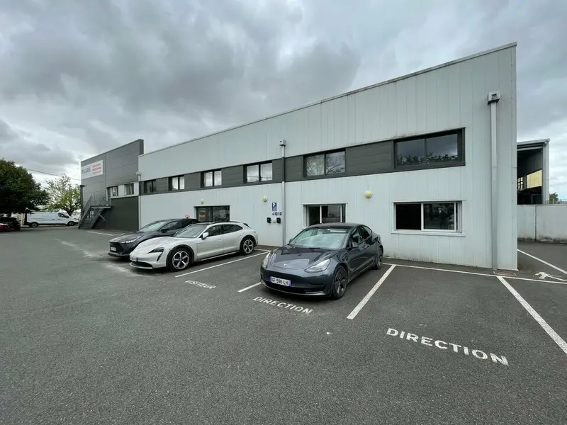 SAINTES - BATIMENT INDUSTRIEL A VENDRE
