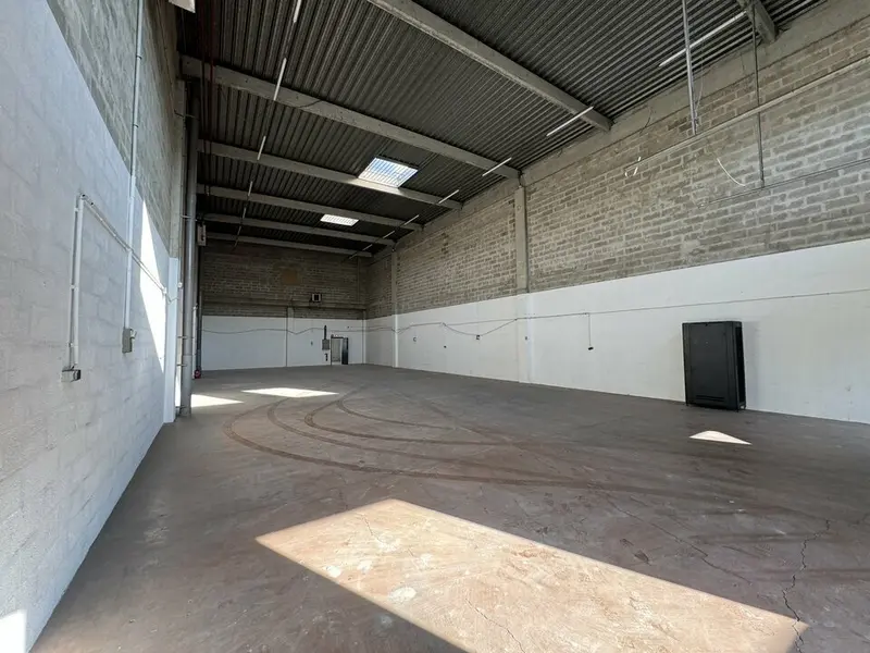 LOCAUX D'ACTIVITES A LA SORTIE DE L'A4