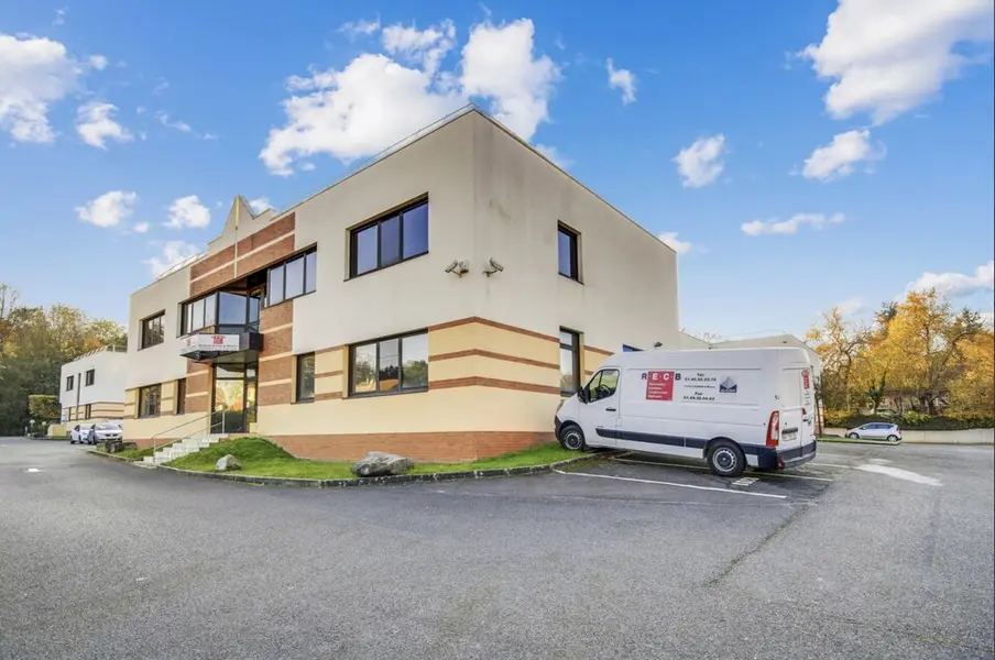 Locaux d'activités idéalement placés !