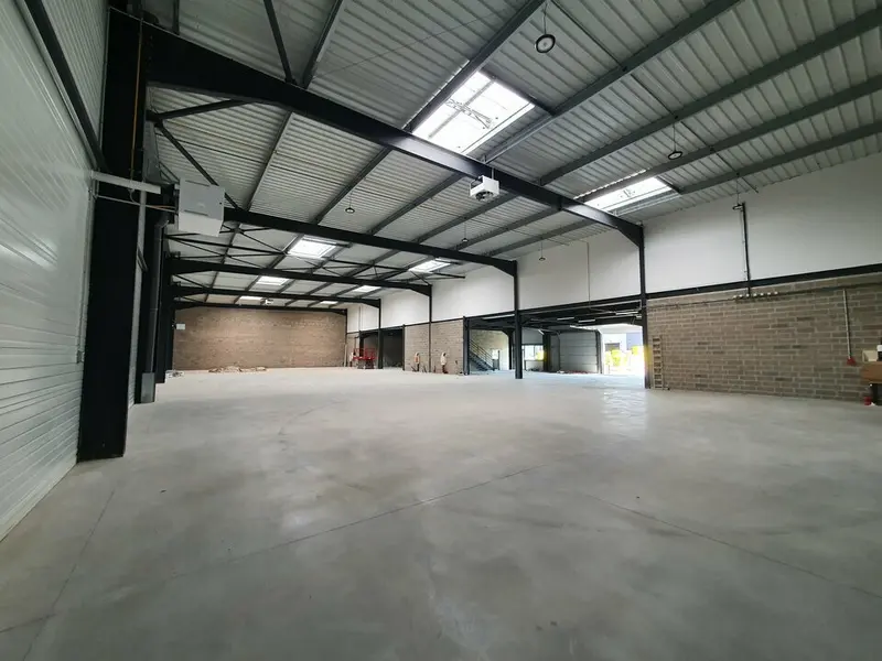 LOCAUX D'ACTIVITE A VENDRE