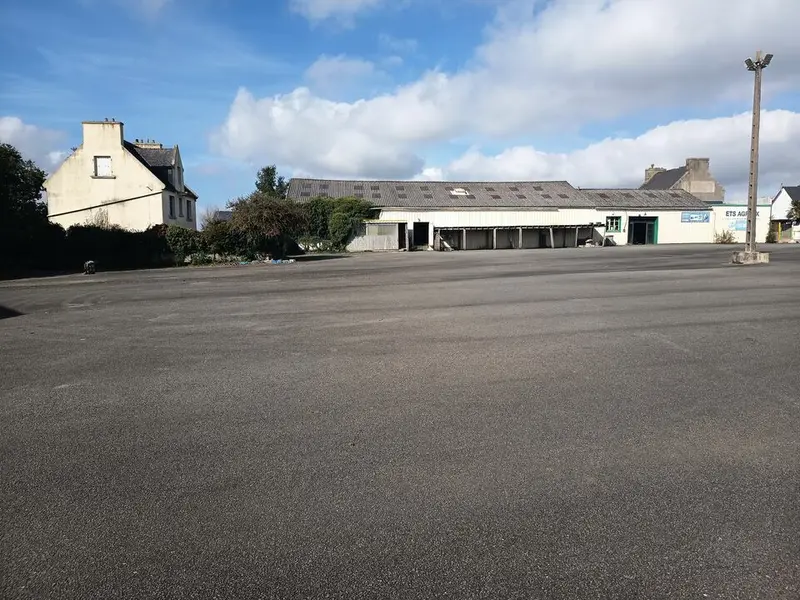 A  VENDRE - ENTREPOT - PROCHE LANDIVISIAU 