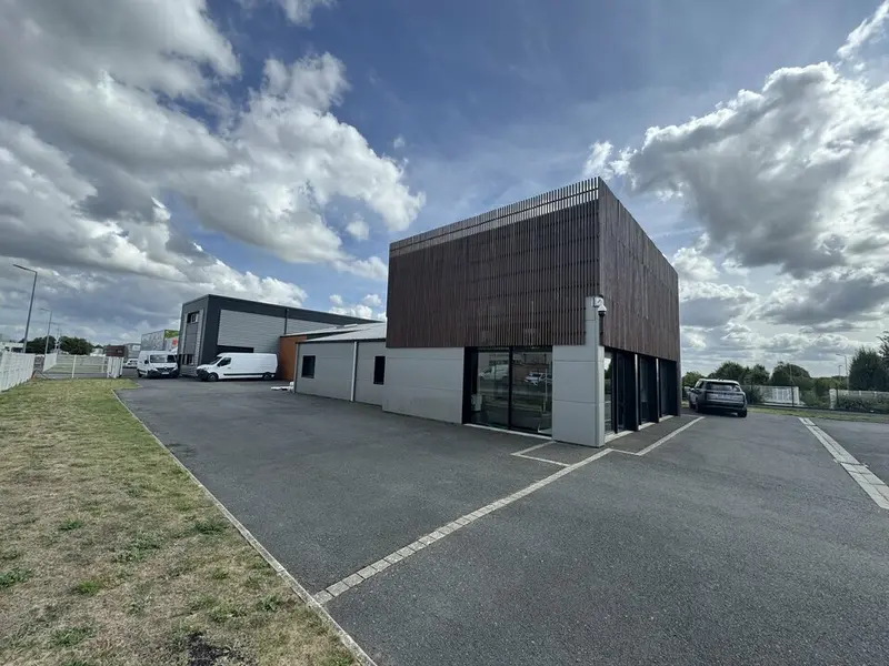 local d'activité indépendant de 989m²